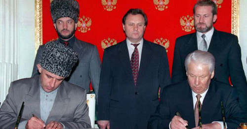 Борис Ельцин (справа) и Аслан Масхадов подписали соглашение между Россией и Чечней. Москва, 12 мая 1997 г. Кадр из видео пользователя raisa andreevna https://www.youtube.com/watch?v=maoUL48e4Ew