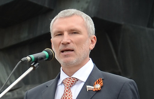 Алексей Журавлёв в Донецке 9 мая 2015 года. Автор фото: Андрей Бутко. https://ru.wikipedia.org/wiki/%D0%96%D1%83%D1%80%D0%B0%D0%B2%D0%BB%D1%91%D0%B2,_%D0%90%D0%BB%D0%B5%D0%BA%D1%81%D0%B5%D0%B9_%D0%90%D0%BB%D0%B5%D0%BA%D1%81%D0%B0%D0%BD%D0%B4%D1%80%D0%BE%D0%B2%D0%B8%D1%87#/media/File:Alexey_Zhuravlev_in_Donetsk.jpg