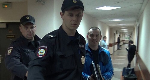 Игорь Нагавкин (справа) в здании суда. Июнь 2017 года. Скриншот видео https://www.youtube.com/watch?v=TlZ5jAB5Sgc