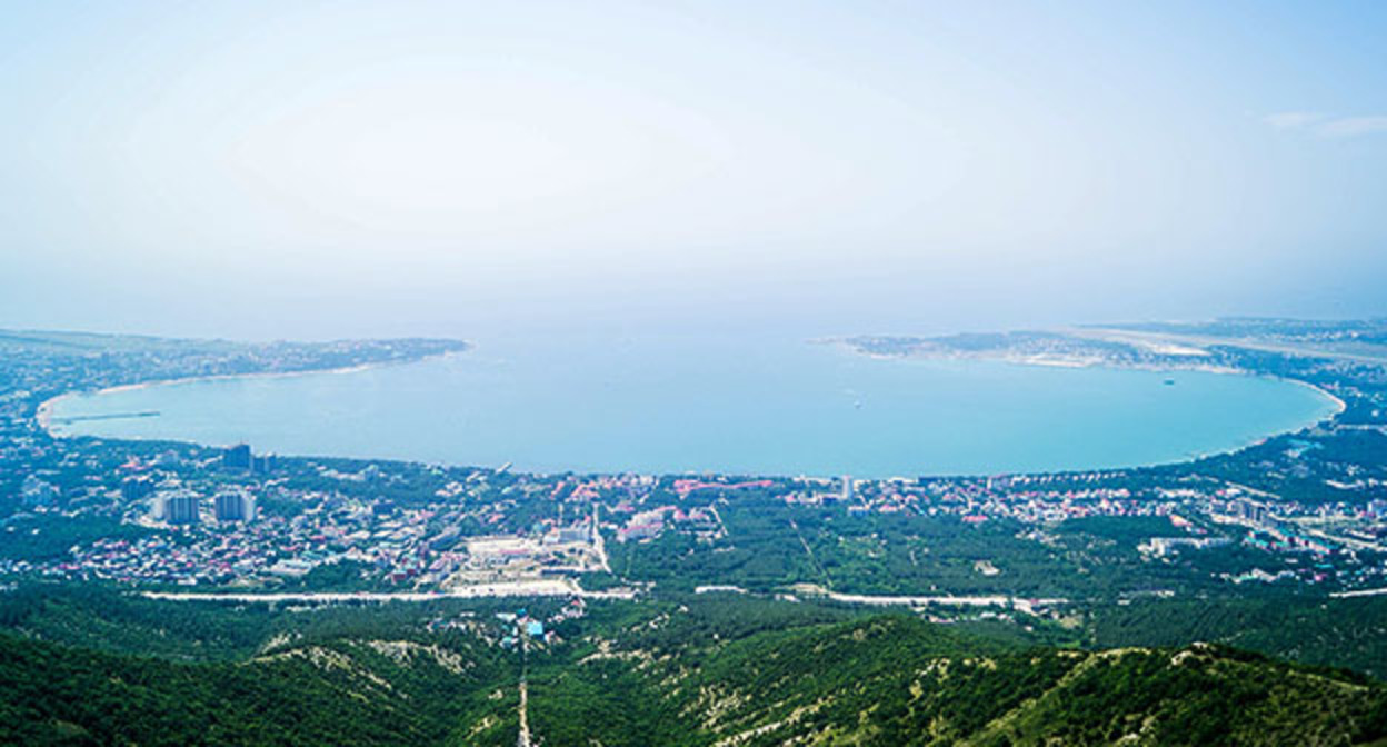 Геленджикская бухта. Фото: Катерина Ровенская. https://ru.wikipedia.org/